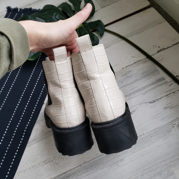 Steve Madden| Tyclone White Croc Bootie Size 7 - Picture 9 of 9